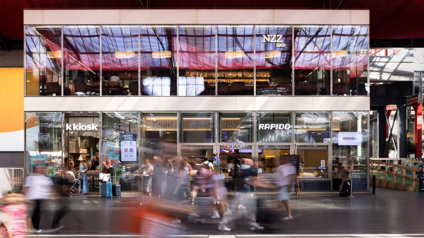 The NZZ Bar on the first floor above the concourse at Zürich Hauptbahnhof